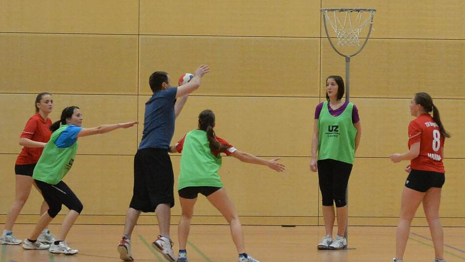 Redakteur Benjamin Kemmer (Dritter von links) beim Korbball-Schnuppertraining in Bergrheinfeld. Fotos: Ronald Rinklef
