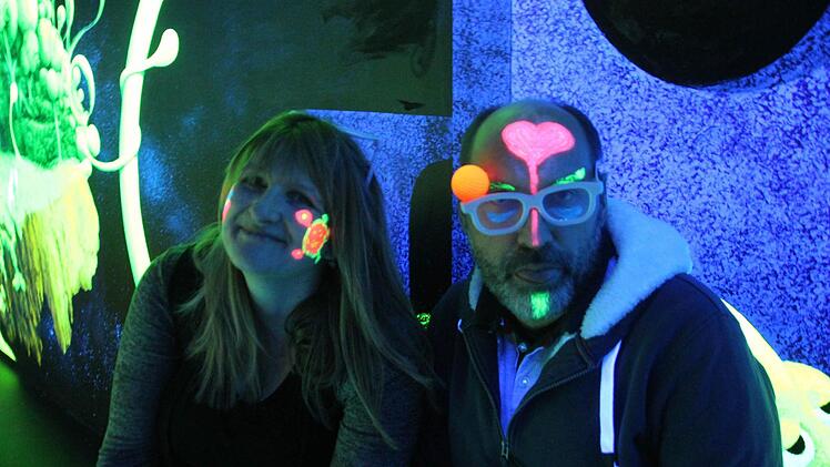 Redakteure als Leuchtwesen: Diana Fuchs und Ralf Dieter.
