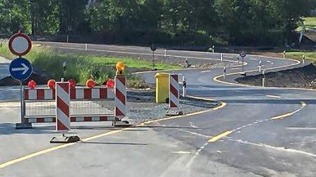 Das neue Straßenstück schlängelt sich an der alten Trasse vorbei. Foto: Alexander Löffler