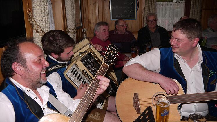 A echte Gaudi: das Wirtshaussingen in Ebersdorf bei Coburg. Foto: Berthold Köhler