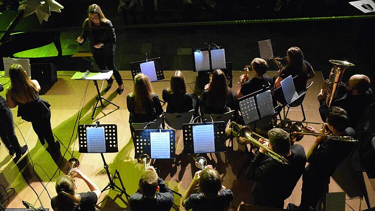 Beim Weihnachtskonzert des Kissinger Gymnasiums gab es keineswegs nur weihnachtliche Weisen.  Björn Hein