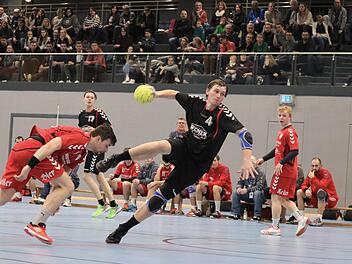 Kraftvoller Auftritt vor beeindruckender Kulisse: Christian Karl vom FC Bad Brückenau. Sebastian Schmitt