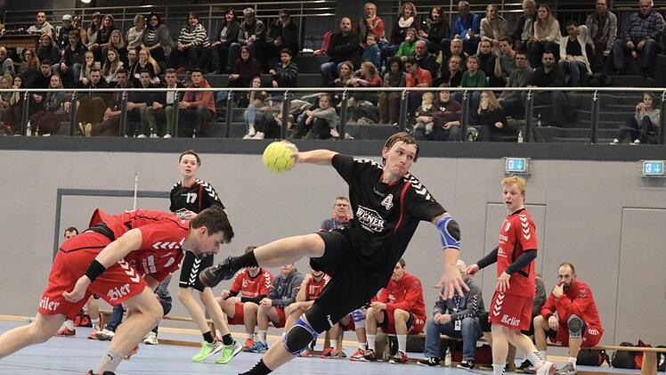 Kraftvoller Auftritt vor beeindruckender Kulisse: Christian Karl vom FC Bad Brückenau. Sebastian Schmitt