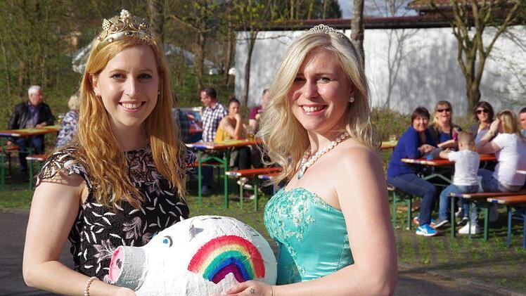 Weinköniging Klara Zehnder und Quellenkönigin Josefine Metz mit Spendentopf. Klaus Werner