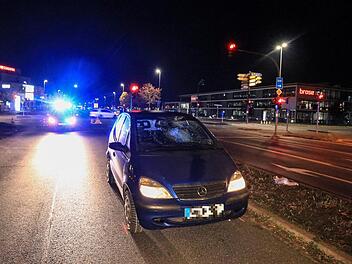 Schwerer Unfall in Bamberg: Ein Auto hat am Samstagabend einen Fu&szlig;g&auml;nger erfasst. Foto: News5/Merzbach