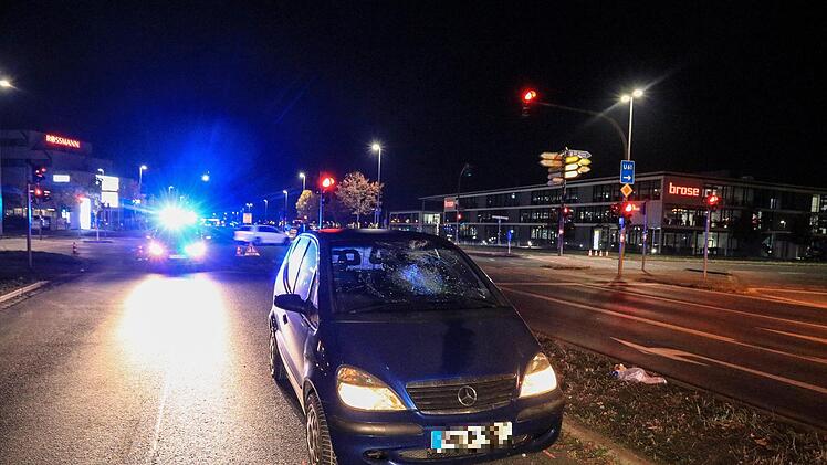 Schwerer Unfall in Bamberg: Ein Auto hat am Samstagabend einen Fu&szlig;g&auml;nger erfasst. Foto: News5/Merzbach