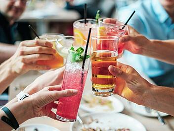 Der Britische Wissenschaftler David Nutt hat ein Molekül entwickelt, das die selbe Wirkung wie Alkohol hat - aber ohne negative Folgen.  Symbolbild: bridgesward/pixabay.com