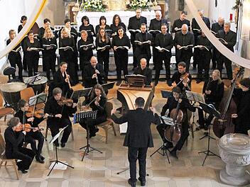 Der Chor wurde von einigen Solisten und einem kleinen Orchester unterstützt. Foto: Evi Seeger