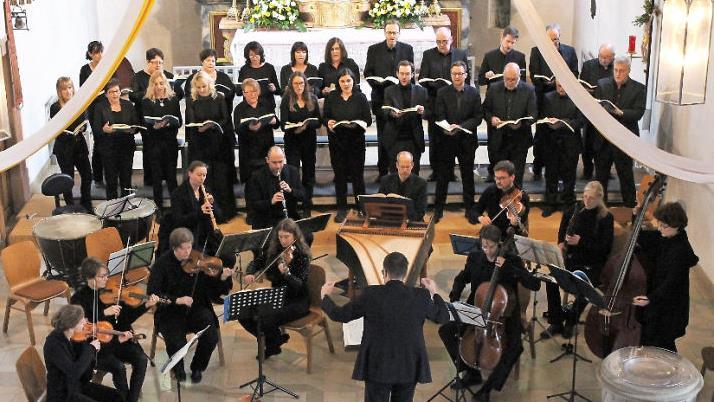 Der Chor wurde von einigen Solisten und einem kleinen Orchester unterstützt. Foto: Evi Seeger