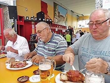 Die Spezialit&auml;t des Sommerfestes: Grillhaxn Foto: Stefan Motschenbacher