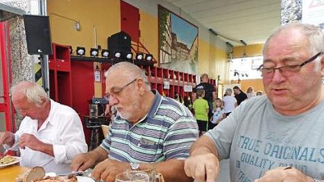 Die Spezialit&auml;t des Sommerfestes: Grillhaxn Foto: Stefan Motschenbacher