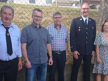 Die Vereinsfunktion&auml;re (von links) Elmar Wehner (Musikkapelle Frauenroth), Frank Brixel (Musikverein Lauter), Robert Schuldheis (S&auml;ngervereinigung Burkardroth), Thomas Geis (Freiwillige Feuerwehr Bu/Wo/ Za), Nicole Meza (Vereinsring Premich) wurde...