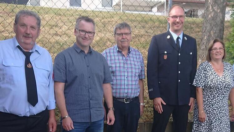 Die Vereinsfunktion&auml;re (von links) Elmar Wehner (Musikkapelle Frauenroth), Frank Brixel (Musikverein Lauter), Robert Schuldheis (S&auml;ngervereinigung Burkardroth), Thomas Geis (Freiwillige Feuerwehr Bu/Wo/ Za), Nicole Meza (Vereinsring Premich) wurde...