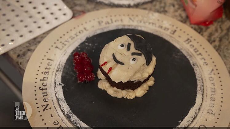 Als Dessert serviert Lucia (63) ganz und gar gruselige, vor Blut nur so triefende "Draculas".