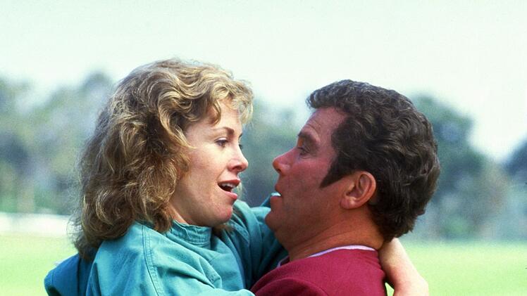 Captain Kirk (William Shatner) schafft es, das Misstrauen der Meeresbiologin Gillian Taylor (Catherine Hicks) zu zerstreuen.