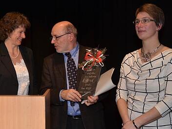 Kreisbäuerin Rosa Zehnter (links) überreichte ein kleines Präsent an den Hauptreferenten des Landfrauentags, Heiner Neuner. Mit im Bild Marina Herr, stellvertretende Kreisbäuerin. Foto: Karl-Heinz Hofmann