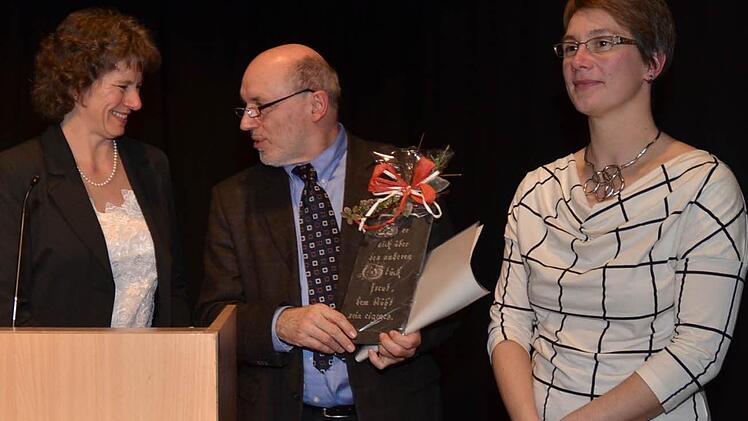 Kreisbäuerin Rosa Zehnter (links) überreichte ein kleines Präsent an den Hauptreferenten des Landfrauentags, Heiner Neuner. Mit im Bild Marina Herr, stellvertretende Kreisbäuerin. Foto: Karl-Heinz Hofmann