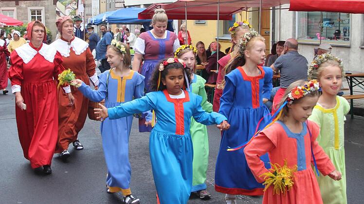 Der Festumzug der Heimatspiel-Teilnehmer vom Oberen Tor durch die Stadt zum Spielgelände bot wie immer ein farbenprächtiges Bild. Foto: Dieter Britz