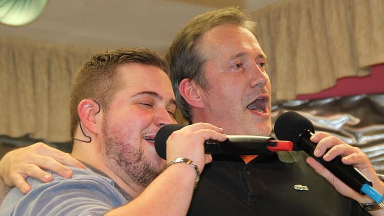 Der echte Starkoch Alexander Herrmann (rechts) und Nicolas Peter singen gemeinsam "Ein Stern, der seinen Namen trägt". Foto: Jürgen Gärtner