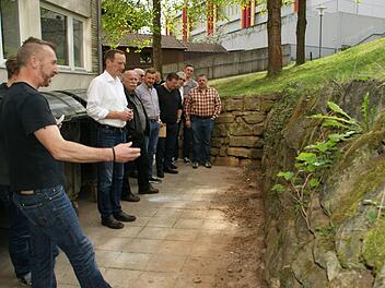 Von Ratten stark hinterwühlt präsentiert sich diese Trockenmauer an der Rückseite der Mittelschule Eltmann. Der Bauausschuss sucht nach Lösungen, damit sich nach erfolgreicher Bekämpfung nicht wieder Ratten ansiedeln. Fotos: Sabine Weinbeer