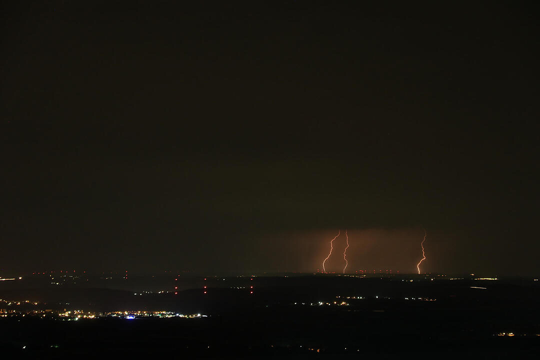 Gewitter entladen sich aus kilometerhohen Wolkentürmen - Beeindruckende Blitzshow die gesamte Nacht durch - Schafe suchen vor Gewitter und Starkregen Schutz