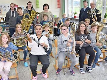 Große Freude in der Grundschule Stockheim bei der Gründung der dritten Orchesterklasse und Übergabe der Instrumente. Mit im Bild (hinten, von links) Robin Schuller (Geiger Musikhaus), Yvonne Schütz (Musiklehrerin), Rektorin Astrid Kestel, Daniel Härich (Orchesterleiter), Albrecht Renk (Bergmannskapelle Stockheim) Foto: K.- H. Hofmann