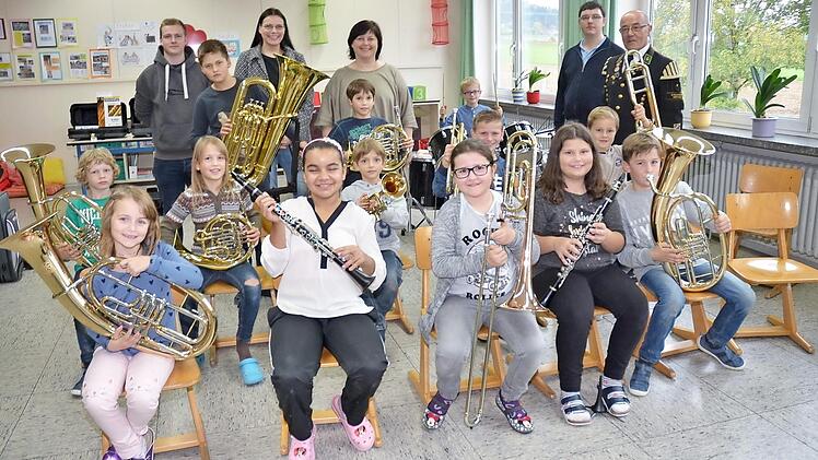 Große Freude in der Grundschule Stockheim bei der Gründung der dritten Orchesterklasse und Übergabe der Instrumente. Mit im Bild (hinten, von links) Robin Schuller (Geiger Musikhaus), Yvonne Schütz (Musiklehrerin), Rektorin Astrid Kestel, Daniel Härich (Orchesterleiter), Albrecht Renk (Bergmannskapelle Stockheim) Foto: K.- H. Hofmann