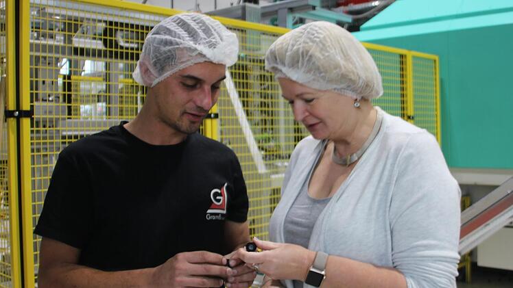 Kerstin Gramß (rechts) legt Wert auf ein gutes Miteinander. Mit im Bild ist einer ihrer Mitarbeiter, Thomas Roos. Foto: Veronika Schadeck