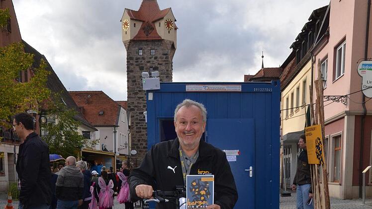 Helmut Biehler mit dem städtischen E-Scooter