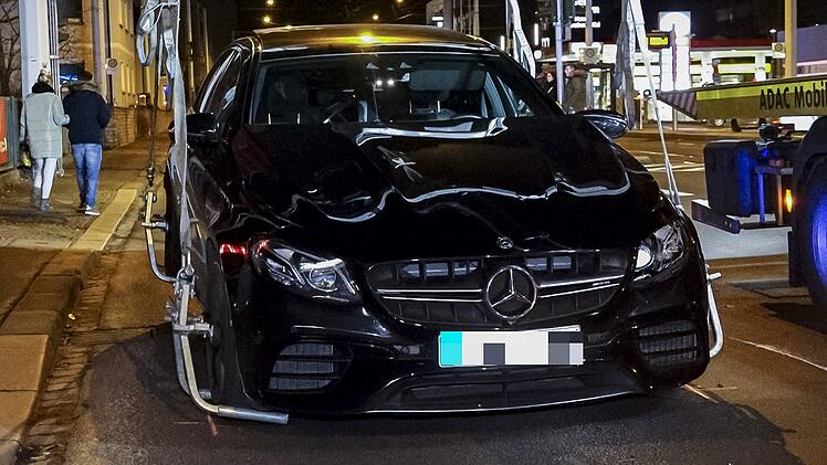 Mit überhöhter Geschwindigkeit rote Ampel überfahren: Frau an Fußgängerüberweg erfasst