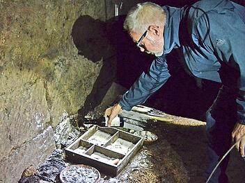 Frank Reißenweber gießt in einem Kellergewölbe, in dem Bierschnegel leben, Bier aus. Hefe und Zucker locken die Schnecken an. Daneben wurde auch Mehl verstreut und es wurden Champignons und Möhren ausgelegt.