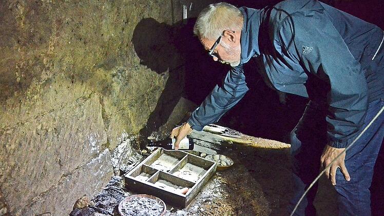 Frank Reißenweber gießt in einem Kellergewölbe, in dem Bierschnegel leben, Bier aus. Hefe und Zucker locken die Schnecken an. Daneben wurde auch Mehl verstreut und es wurden Champignons und Möhren ausgelegt.