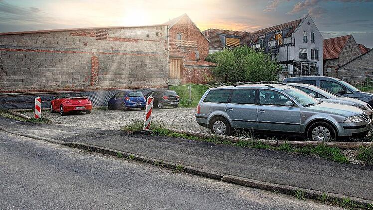 Auf diesem Platz in der Maßbacher Schlossgasse sollen eine Tagespflegeeinrichtung und zehn Wohnungen entstehen.