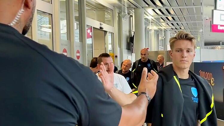 Flughafen Nürnberg: Fußball-Stars landen vor Spiel gegen FCN am Airport - "Rekordpokalsieger"