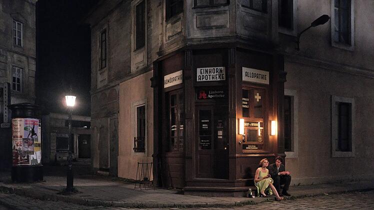 Als das Leben noch schön war: Helene (Mala Emde) und Karl (Thomas Prenn) sitzen zusammen auf der Treppe vor der Apotheke und reden sich durch die Nacht.