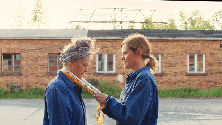 Wilma (Fritzi Haberlandt, rechts, mit Xenia Snagowski) hat viel Gutes erlebt und auch viel gelernt in ihrer Lausitzer Heimat, braucht in "Wilma will mehr" aber trotzdem dringend einen Tapetenwechsel.