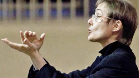 Mit beschwörender Gestik dirigiert Ingeborg Schilffarth.