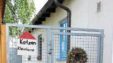Ein Gitter schützt den Zugang.