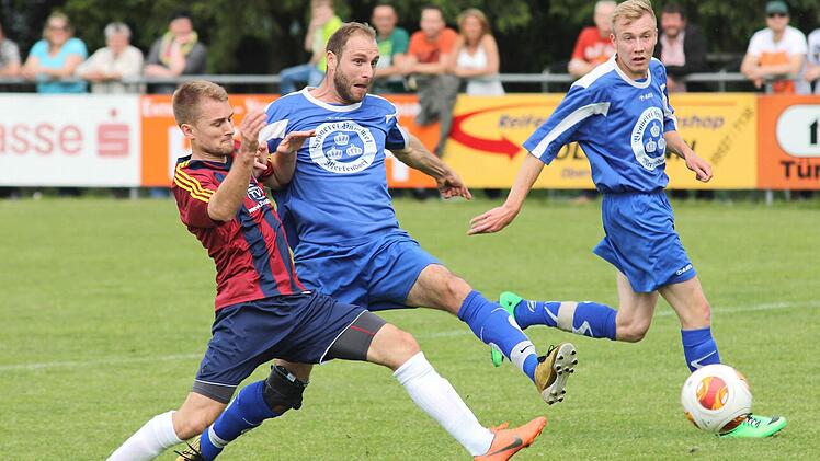 Tor für Lußberg. Spielertrainer Vito Colonna (Mitte) lässt sich von Schweinfurts Daniel Kisler (links) nicht mehr aufhalten und schießt das 1:0. Rechts Teamkollege Christoph Pflaum, der das 2:1 erzielte.