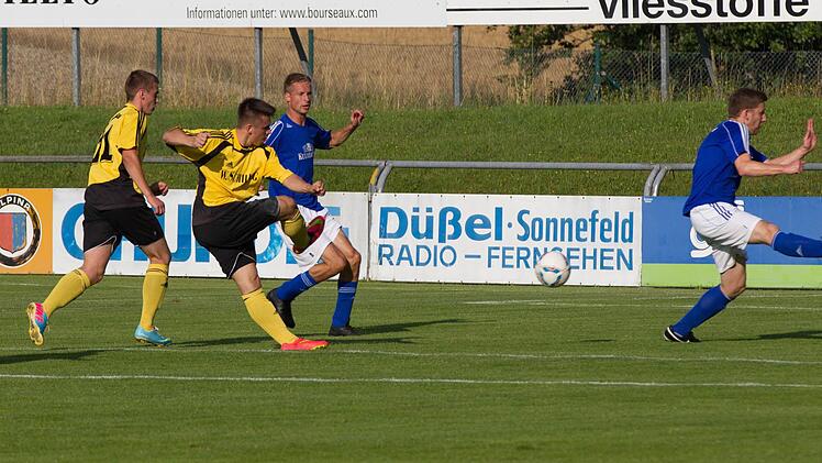 Mit diesem Schuss erzielt Lukas Werner den Führungstreffer für die Frohnlacher.