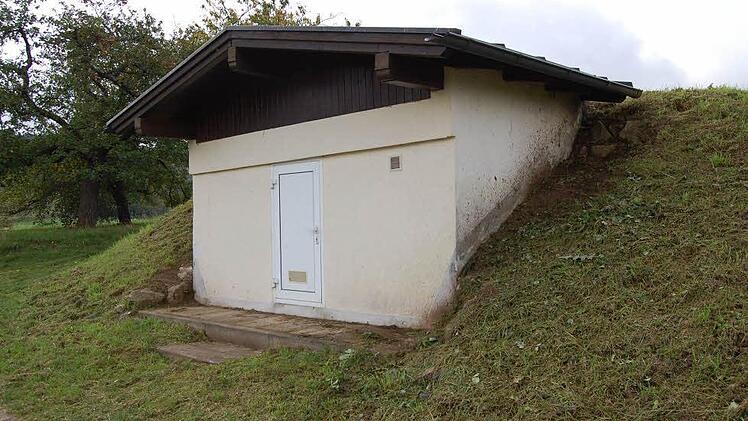 Der Hochbehälter in Wolfsdorf befindet sich nur wenige Meter über dem Niveau der neu gebauten Häuser.  Fotos: Andreas Welz