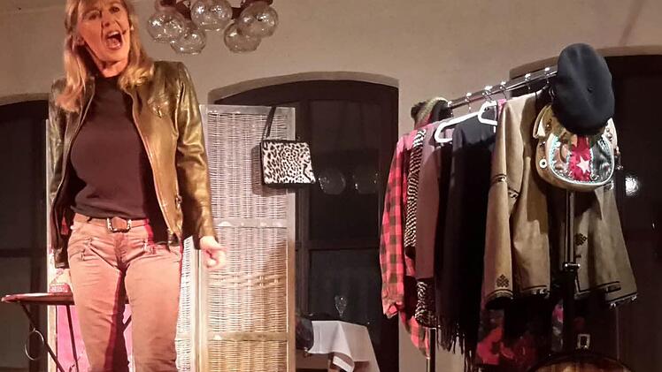 Angelika Beier schlüpfte während des Programms in ganz unterschiedliche Rollen.  Foto: Rolf Pralle