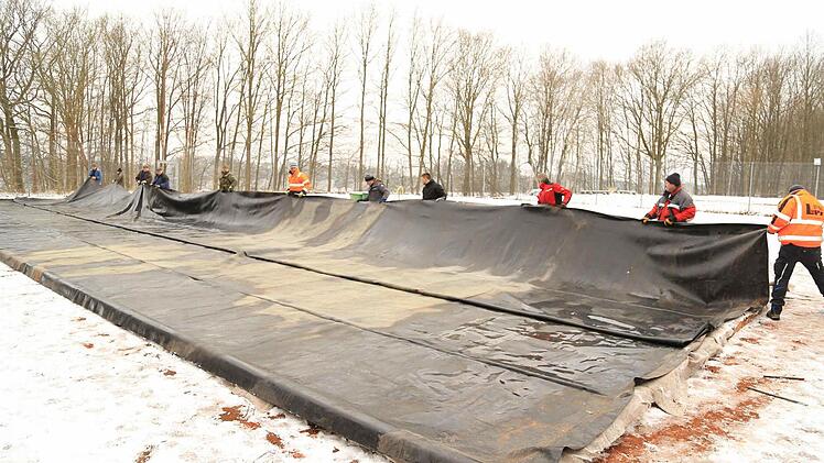 Die Wintersport- und Wanderfreunde Pinzberg präparieren ihre Eisbahn. Foto: Franz Galster