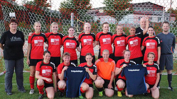 Die Siegermannschaft der DJK Schondra zusammen mit den BFV-Funktionären Ruth Müller und Rainer Lochmüller sowie Schiedsrichter Christian Voll. Foto: Sebastian Schmitt