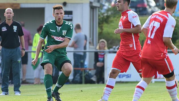 Gro&szlig;bardorfs Trainer Dominik Sch&ouml;nh&ouml;fer (im Hintergrund, links) wei&szlig;, dass gegen Spitzenreiter VfB Eichst&auml;tt auf seine Abwehrreihe um Manuel Orf eine Menge Arbeit zukommen wird.  Foto: Anand Anders