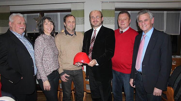 Sie wollen ihren SPD-Bürgermeisterkandidaten, Thomas Friedlein (3. Von links) unterstützen. Im Bild von links: Dieter Lau, Kerstin Schmidt-Müller, Ralf Pohl, Heinz Rebhan und Landrat Oswald Marr