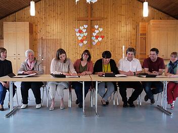 Jetzt geht's los: Die Vertreter aller Kirchengemeinden im Neustadter Kessel wollen mit einer externen Beratung herausfinden, wie sie ihre Zukunft gemeinsam erfolgreich gestalten können. Unterschrieben haben den Vertrag (von links) Ulrike Schmidt-Rothmund, Ingrid Schelhorn , Romina Rieder, Sylvia Wittmann, Eva Grempel, Jörg Herrmann, Michael Meyer zu Hörste und Susanne Greiner-Schunk. Foto: Berthold Köhler
