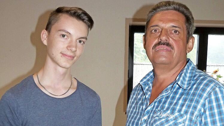 45 Jahre trennen die beiden Karatesportler, die beide die Danprüfung geschafft haben: Jan Pöhmann (17) und Günter Pittoff (62). Foto: privat