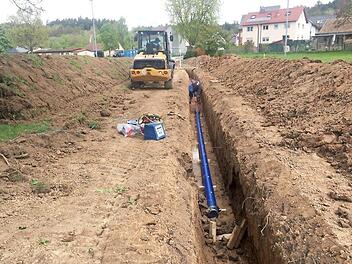 Startschuss: Mit dem Bau der neuen Wasserhauptleitung von der Aufbereitung zum Hochbehälter hat im Bereich "Lange Wiesen" die Neustrukturierung der Sonnefelder Wasserversorgung begonnen. In drei Jahren sollen dann alle Haushalte über ein Netz versorgt werden. Foto: Gemeinde Sonnefeld