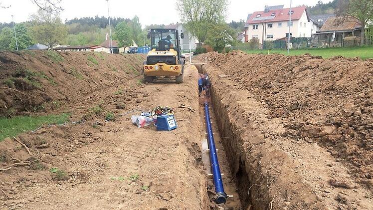 Startschuss: Mit dem Bau der neuen Wasserhauptleitung von der Aufbereitung zum Hochbehälter hat im Bereich "Lange Wiesen" die Neustrukturierung der Sonnefelder Wasserversorgung begonnen. In drei Jahren sollen dann alle Haushalte über ein Netz versorgt werden. Foto: Gemeinde Sonnefeld